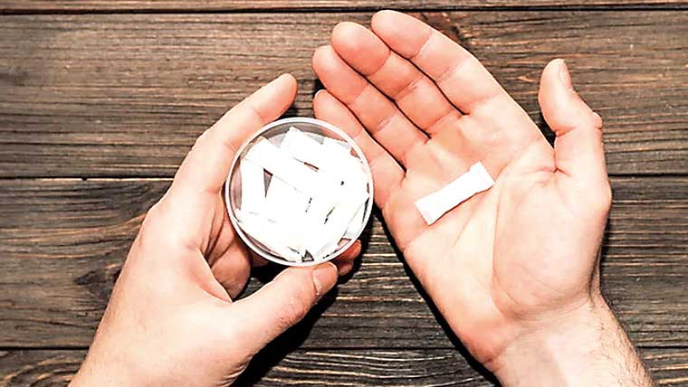 نوجوانوں میں نِکوٹین پاؤچ کے استعمال کا رجحان بڑھ گیا