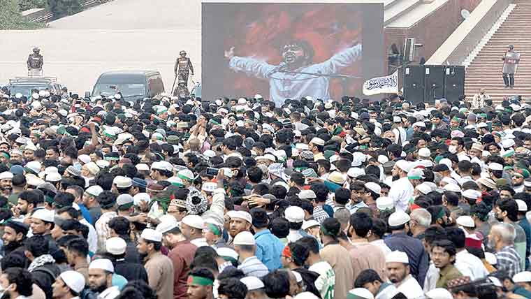 بنگلہ دیش:طالبعلم رہنما عثمان ہادی ڈھاکا یونیورسٹی میں سپرد خاک