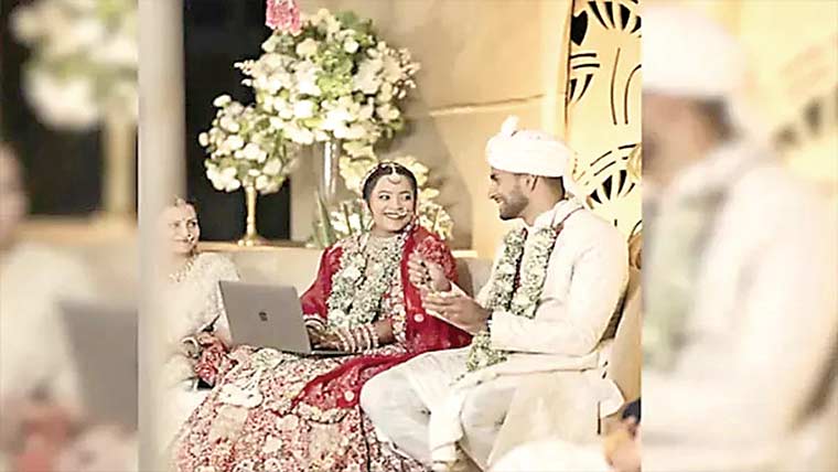  دلہن کا شادی کے دوران بھی کام، تعریف وتنقید کا سامنا