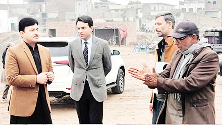 کمشنر کا دورہ منڈی بہائوالدین ، ترقیاتی کاموں کا جائزہ لیا 