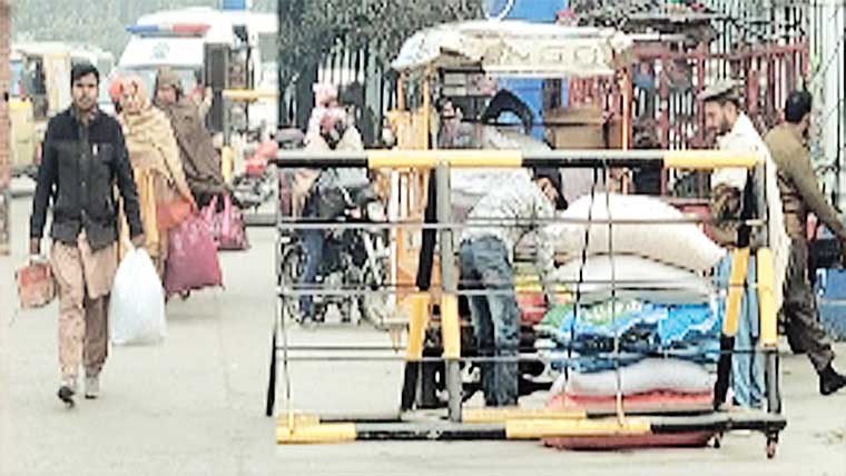 جنرل بس سٹینڈ میں رکشوں کا داخلہ بند مسافر سامان اٹھانے پر مجبور گاڑیوں تک رسائی مشکل