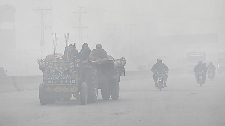   دھند اورکہیں بارش،فلائٹ آپریشن متاثر ،موٹرویز بند 