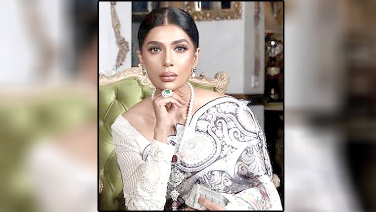 اوور سائز لباس،عفت  عمر کی فیشن ڈیزائنرز پر تنقید