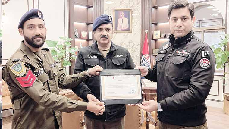 سیالکوٹ:خون عطیہ کر نے والے پولیس  افسروں اور اہلکاروں کیلئے سر ٹیفکیٹ 