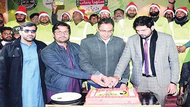  صفائی ورکرز حقیقی ہیروز، خوشیوں میں ساتھ ہیں : ڈپٹی کمشنر 