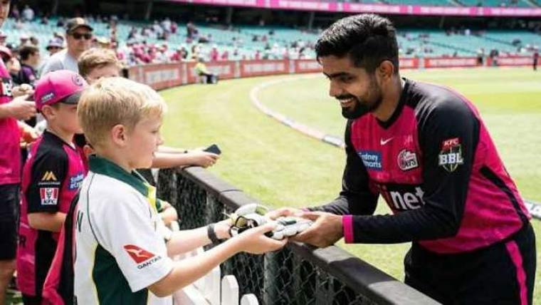 بابر اعظم نے ننھے مداح کو  دستانوں کا تحفہ دے دیا 