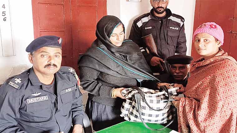 چوکی انچارج ریلوے گوجرہ کی ایمانداری   خاتو ن مسا فر کا سامان واپس کر دیا