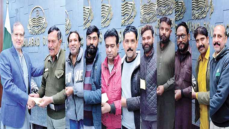 کمشنر فیصل آباد آفس کے مسیحی ملازمین میں عیدی تقسیم