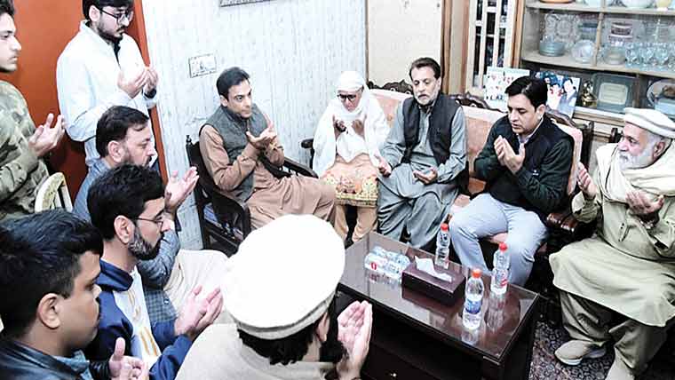  حمزہ شہباز کی مرحوم سواتی خان کے گھرآمد،اہلخانہ سے تعزیت 