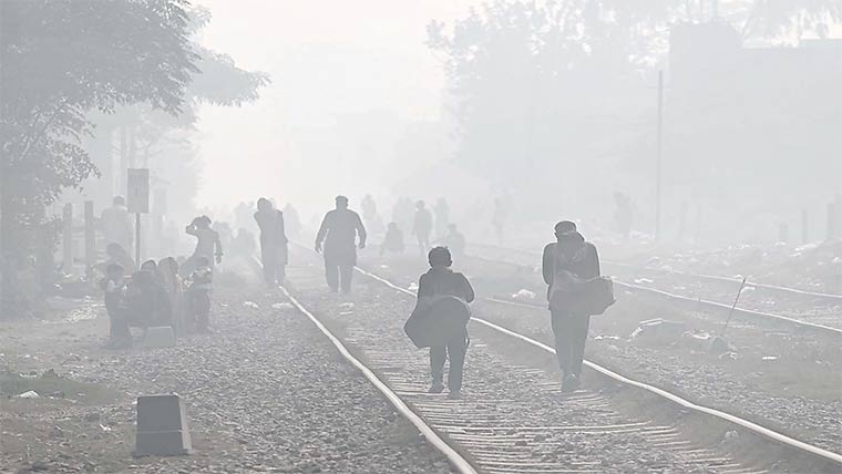  کئی شہروں میں دھند برقرار، کہیں بارش، پہاڑوں پر برفباری