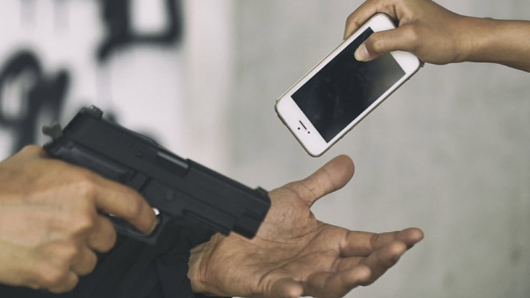 حافظ آباد:ڈاکوئوں کی موٹر سائیکل  سوار فائرنگ ، رقم اور فون لوٹ لیا 