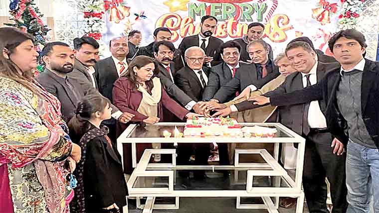 ڈسٹرکٹ بار ایسوسی ایشن فیصل آباد کے زیر اہتمام کرسمس پارٹی