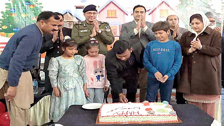 چنیوٹ:کرسمس تقریب، مسیحی برادری میں گفٹ تقسیم 