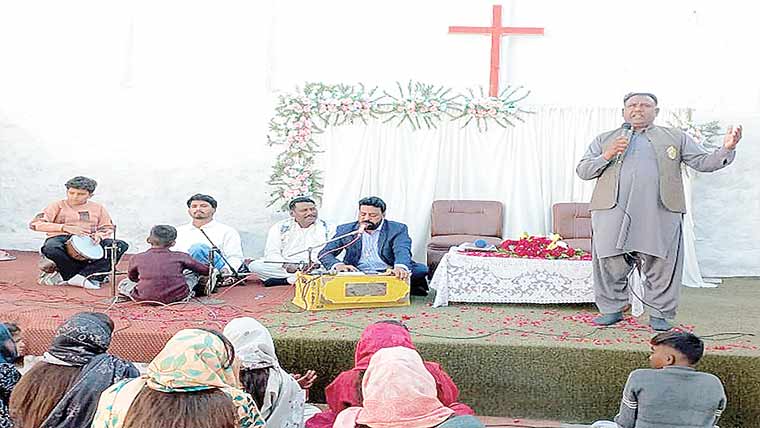 چناب نگرمیں بھی کرسمس کی تقریبات ،کیک کاٹے گئے 