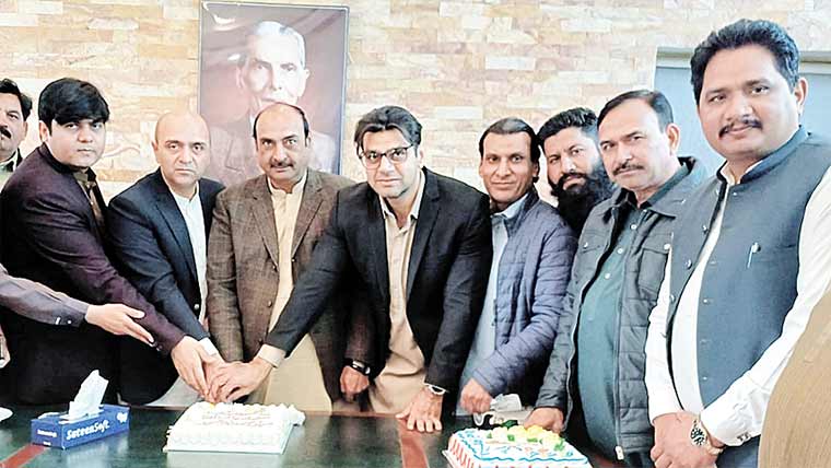  جڑانوالہ:یوم قائدؒ پر میونسپل کمیٹی آفس میں تقریب، کیک کاٹا گیا 