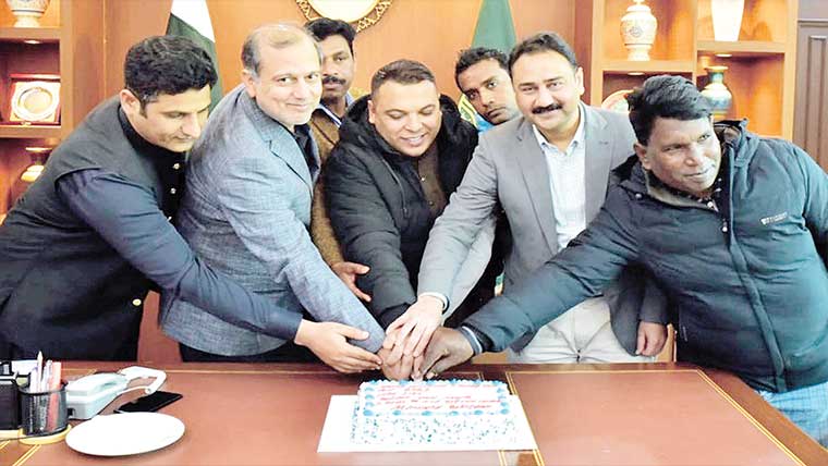 کمشنر فیصل آباد کی کرسمس کی تقریب میں شرکت،کیک کاٹا