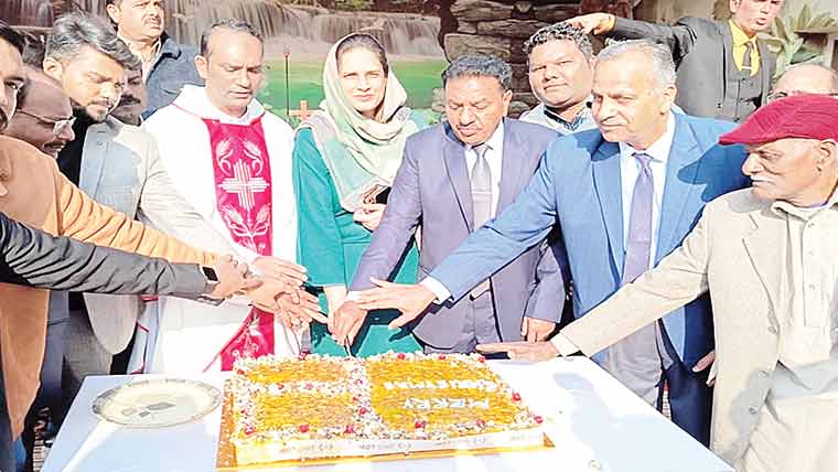 سینٹ جوزف چرچ میں کرسمس تقریب،کیک کاٹاگیا