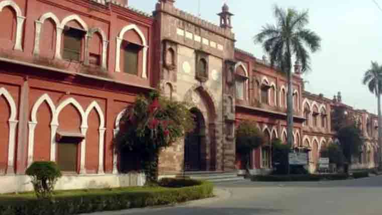 بھارت:علی گڑھ مسلم یونیورسٹی میں فائرنگ ، پروفیسر جاں بحق