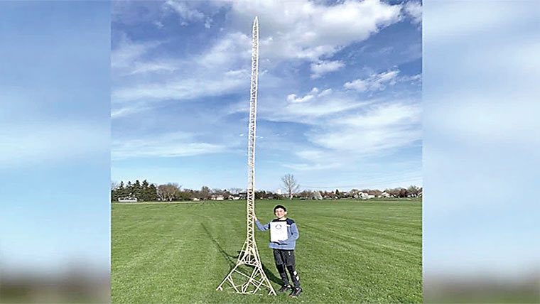 20ہزار ٹوتھ پکس سے17.32فٹ اونچا ایفل ٹاور تیار