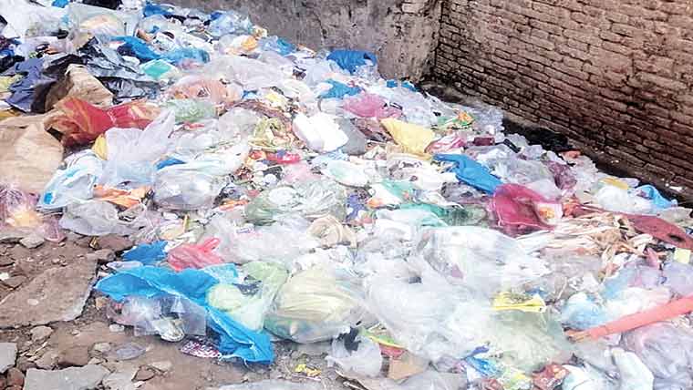 ڈسکہ:گلی، محلوں اور سڑکوں پر کوڑا کر کٹ کے ڈھیر 
