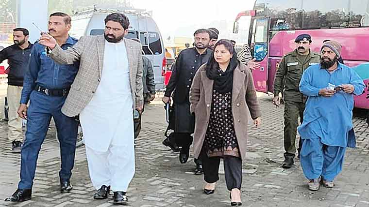 ڈپٹی کمشنر چنیوٹ کاشہر کا دورہ، حکام کو ہدیات جا ری