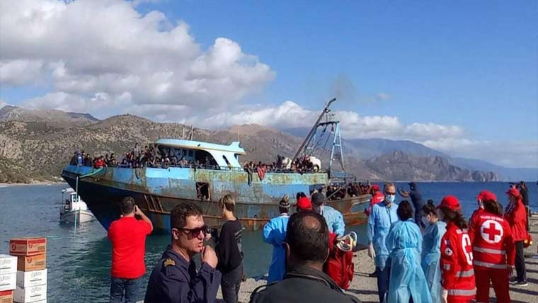 یونانی کوسٹ گارڈ زنے سمندر میں سفر  کرنیوالے 395تارکین وطن کو بچالیا