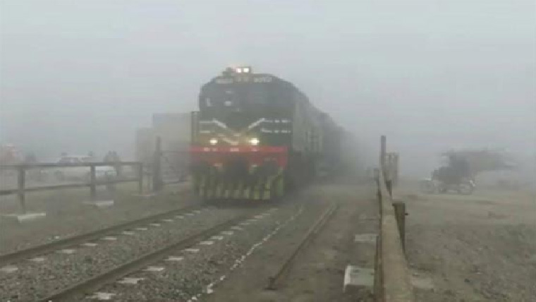 دھند:ٹرینیں گھنٹوں تاخیر کاشکار 