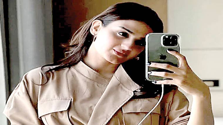 حرا مانی کا نئی ویڈیو میں بولڈ انداز سوشل میڈیا پر بحث چھڑ گئی