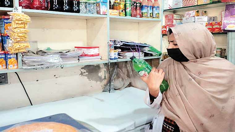 چنیوٹ: حکام کی کارروائی، 6 کلو ایکسپائرڈ مصنوعات برآمد 