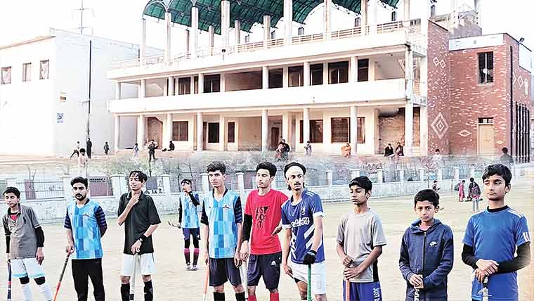 کامونکے: 12 سال گزر گئے منی ہاکی سٹیڈیم نا مکمل عمارت ٹوٹ پھوٹ کا شکار