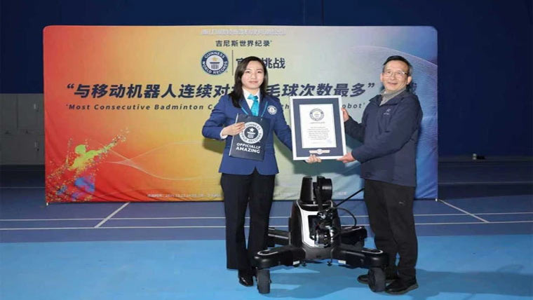 چین:روبوٹ نے بیڈمنٹن کھیل کر گینیز ورلڈ ریکارڈ قائم کردیا