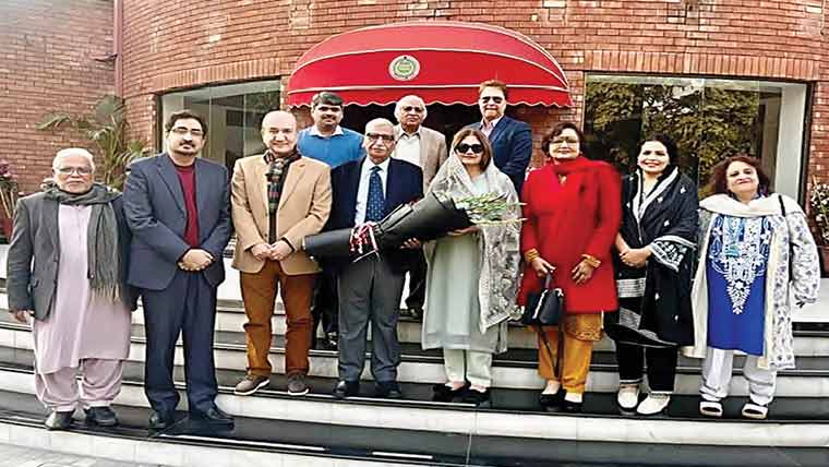 مانچسٹر سے تعلق رکھنے والی شاعرہ فائقہ گل  کے اعزاز میں لاہور میں ادبی نشست