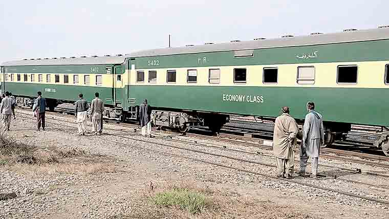  خو شاب :میانوالی ایکسپریس کی 3 بوگیاں پٹری سے اتر گئیں 