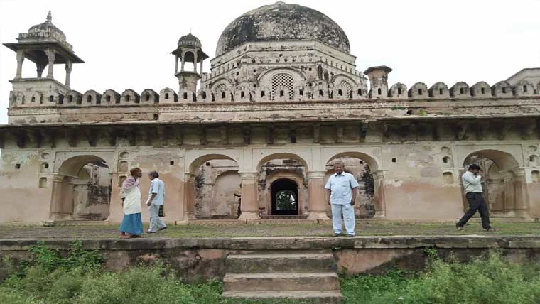 بھارت:تاریخی شمشیر خان مقبرہ  مسمار ، مسلمانوں میں غم و غصے کی لہر