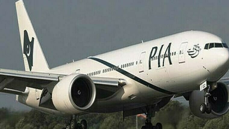 پی آئی اے کی 2ایئر ہوسٹسز میں لڑائی  انتظامیہ نے معطل کر دیا ، ویڈیو وائرل