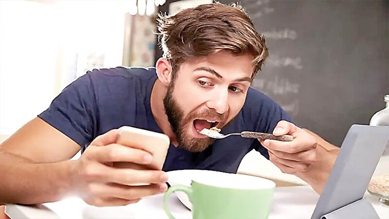 کھانا کھاتے وقت ریلز دیکھنا پیٹ کی چربی بڑھا سکتا ہے 