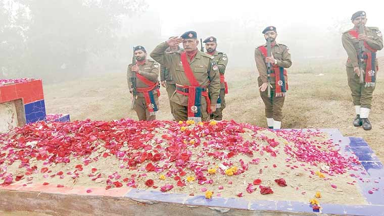  شہید کانسٹیبل نصیر اقبال اورمحمد عارف کی  برسی پر پولیس افسروں کی قبروں پر حاضری 