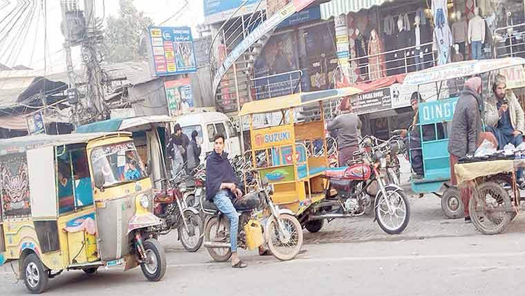 سمبڑیال: چنگ چی رکشاؤں سے کاروبار متاثر ، انتظامیہ پر تنقید 