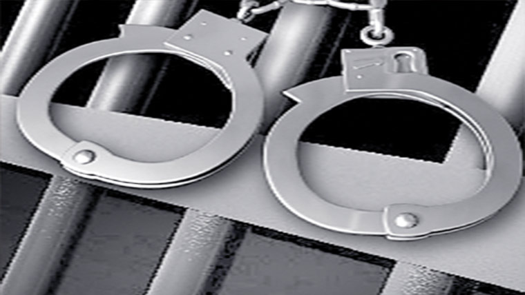 پولیس نے 2مبینہ ڈاکوؤں کو گرفتار کر لیا