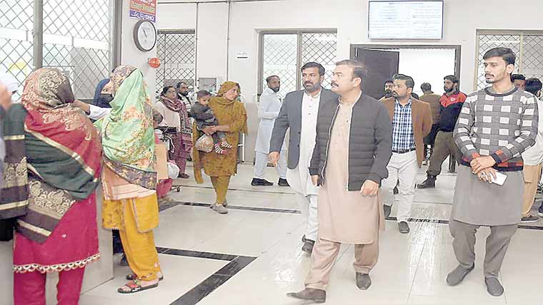  ڈپٹی کمشنر جھنگ کا ڈسٹرکٹ ہیڈ کوارٹر ہسپتال کا اچانک دورہ