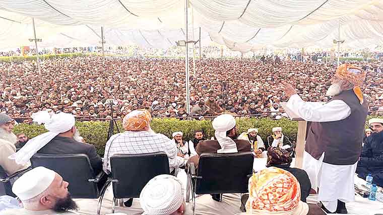 چاہے  حکمرانوں  کے  جگر  پھٹ  جائیں،مدارس  قائم   رہیں  گے:فضل  الرحمٰن