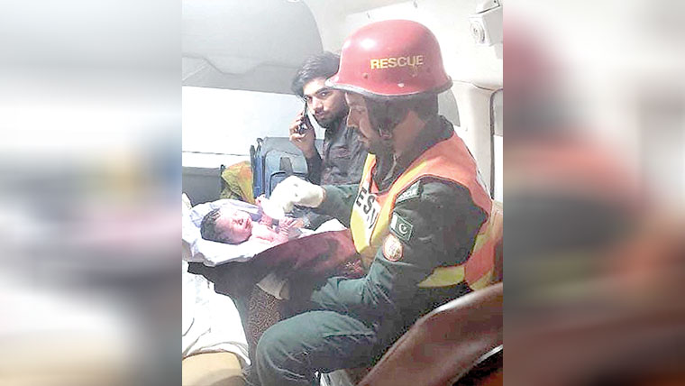 ظفروال :خاتون نے ریسکیو  ایمبولینس میں ہی بچے کو جنم دیدیا
