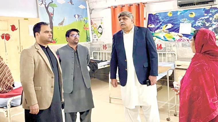 کمشنر سرگودھا ڈویژن جہانزیب اعوان اور ڈپٹی کمشنر کیپٹن محمد (ر) وسیم نے ٹی ایچ کیو ہسپتال چک نمبر 90جنوبی کا اچانک دورہ کیا