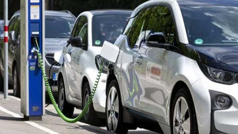 پنجاب حکومت کا صرف الیکٹرانک  گاڑیاں خریدنے کافیصلہ