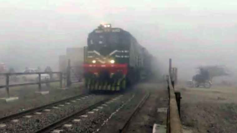 شدید دھند سے ٹرینیں گھنٹوں  تاخیر کاشکار ،مسافرپریشان