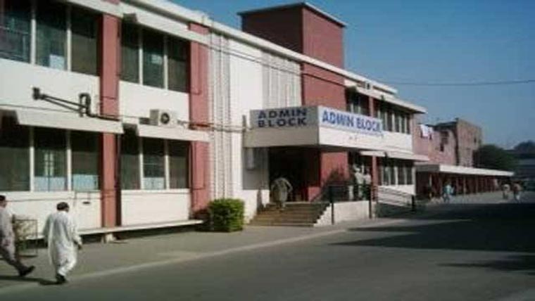 کیرن ہسپتال:سہولیات ناپید، ملازمین علاج سے محروم