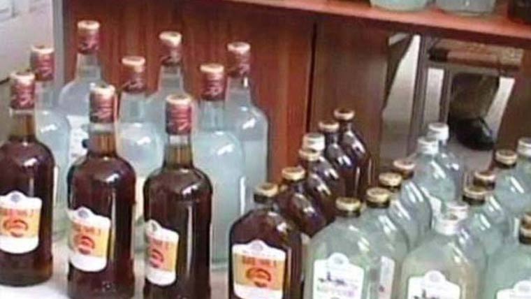  30 لٹر دیسی شراب برآمد ملزم کو گرفتار کر لیا گیا 