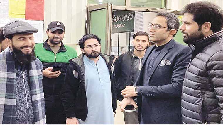 ڈپٹی کمشنر کا اے سی کیساتھ تحصیل ہسپتال وزیر آ باد کا دورہ 