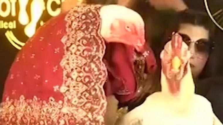 لاہور:مرغا، مرغی کی شاہانہ  شادی ، دودھ پلائی ،منہ دکھائی  میں سونے کی چین پہنائی گئی 