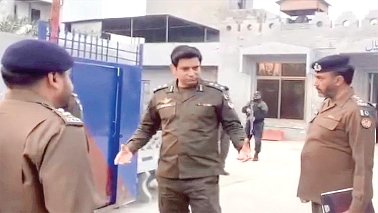 ڈی پی او سیالکوٹ کا تھانہ سمبڑیال  کا دورہ،حوالاتیوں سے گفتگو